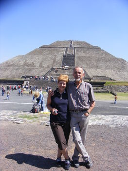 Teotihuacan, háttérben a Nap-piramis