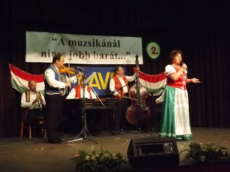 "Ahol az én bölcsőm ringott..." címadó nótát énekelem