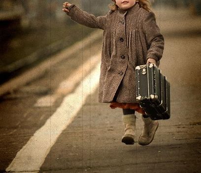 little girl train tren gara psihoterapeut