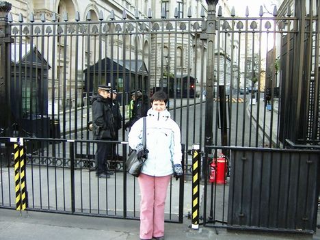 A Londoni rezidencia előtt