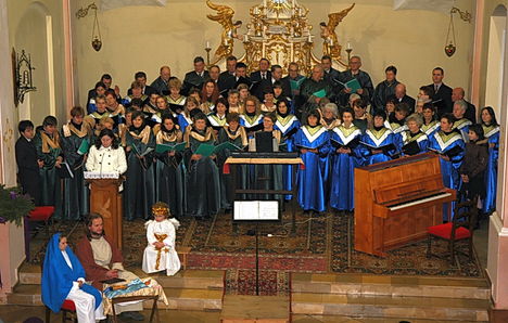 Az Ajkai Szent Cecília Kórus és a Szanyi Harmónia Kórus együtt énekel.