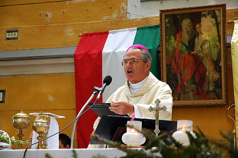 Dr. Pápai Lajos megyéspüspök misét celebrál.