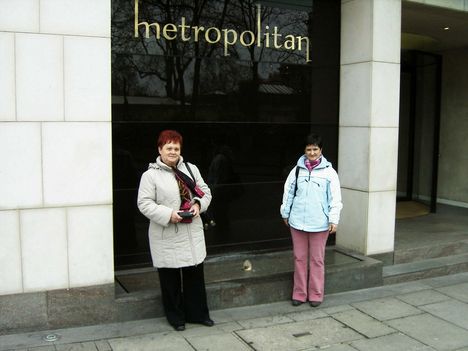 Margitka és Én  Metropolitánnál bár előtt,Beatrix lányom munkahelye