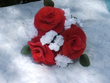 vörös rózsa rezgővel