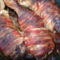 Vörösborral leitatott, Rozmaringos, Borsos, Bacon Szalonába Csomagolt Csirkecomb Kacsazsírban Sütve