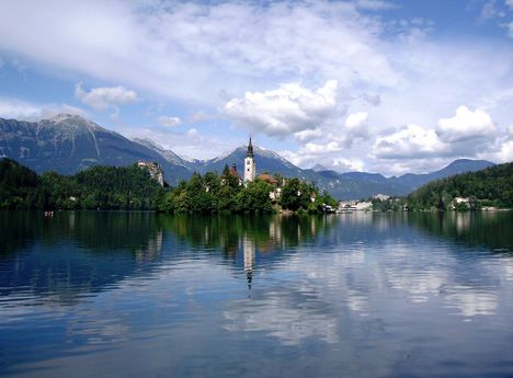 1200px-Bled_island_July_2005