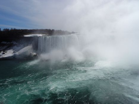 A Niagara vízesés (Niagara Falls) 2015. április 19.-én 14