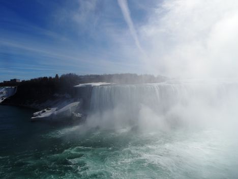 A Niagara vízesés (Niagara Falls) 2015. április 19.-én 16