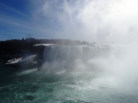 A Niagara vízesés (Niagara Falls) 2015. április 19.-én 2