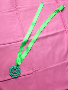 Horgolt medal szallagon-P1030828