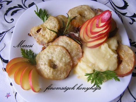 Almás sajtos  szelet zelleres burgonyapürével