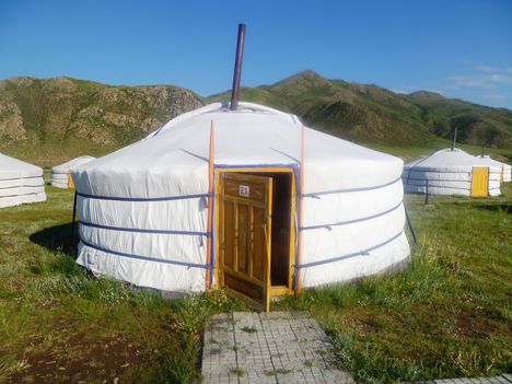 Mongólia, Harhorin (Karakorum), az Orhon folyó völgyében lévő Jurta Campingben 2015. június 29.-én