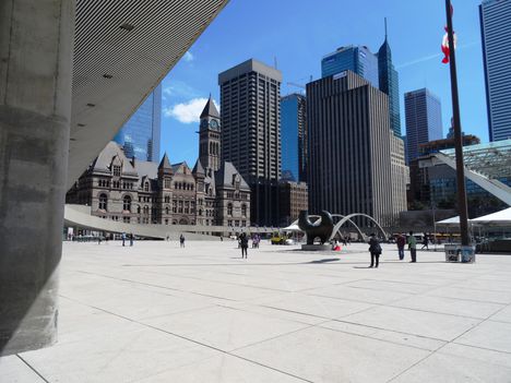 Toronto főterén a Nathan Phillips Square-en a City Hall, az új városháza alatt, 2015. április 28.-án