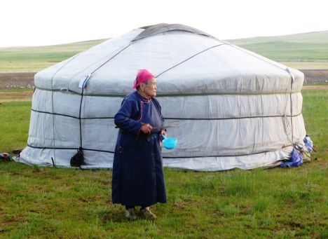 A nagymama megszentelt bennünket, a Herlen folyó vízgyűjtőterületén, Mongólia, 2015. június 21.-én