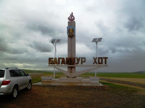 Baganuur város köszöntő szobra, Mongólia, 2015. június 19.-én