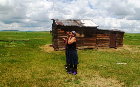 Burját nők mobil telefonnal, a Herlen folyó vízgyűjtőterületén, Mongólia 2015. június 21.-én