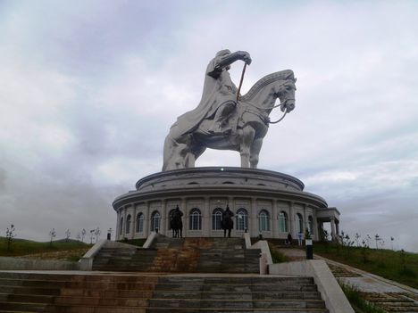 Dzsingisz kán lovasszobra, 40 méter magas, és a világ legmagasabb lovasszobra, 2015. június 19.-én
