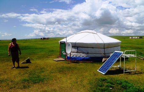 Napelemmel ellátott jurta a Herlen folyó vízgyűjtőterületén, Mongólia 2015. június 21.-én