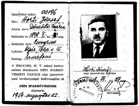 Az első népi iparművész címet Horti József tiszaalpári kosárfonó kapta meg díszüvegfonásért