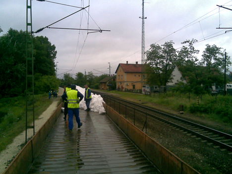 A felét már le raktuk Szőny