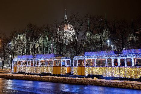 The-Christmas-Tram-in-Budapest-Hungary_002