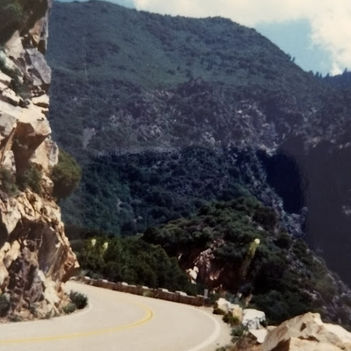 Veszélyes kanyar, útban a Yosemite National Parkba