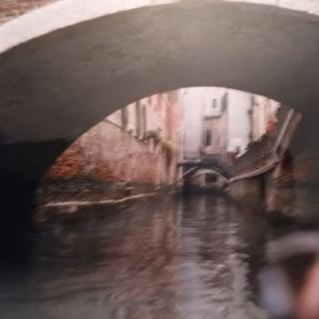 Egy kis híd alatt áthaladva