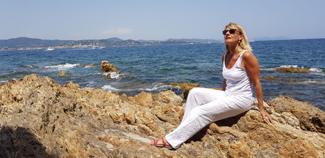 Lady in white (Antibes)