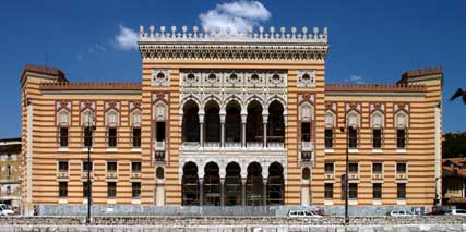 Nemzeti könyvtár és Városhaza Sarajevo /homlokzata Zsolnay kerámiával díszitett (thanks Merényi György művészettrtnsz) 