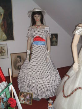 Sissi, Erzsébet Királyné, 10, pöttyös ruha, Korfun viselt, ruhájának másolata,