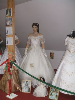 Sissi, Erzsébet Királyné, 15, fehér arany himzett, báli ruha, ruhájának másolata, 