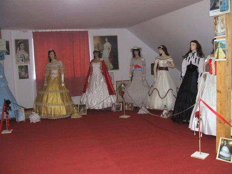 Sissi, Erzsébet Királyné, 17, ruhái, ruháinak másolatai, állandó kiállítás, 