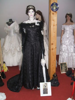Sissi, Erzsébet Királyné, 3, fekete brokát, tollas, estélyi ruha, ruhájának másolata, 