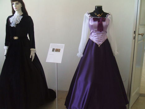 Sissi, Erzsébet Királyné, 6, lila selyem, fekete bársony ruha, ruháinak másolatai, 