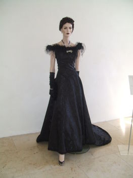 Sissi, Erzsébet Királyné, 8, fekete, brokát, tollas estélyi ruha, ruhájának másolata, 