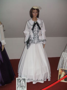 Sissi, Erzsébet Királyné, 9, fehér zsinóros kosztüm, kosztümjének másolata, 