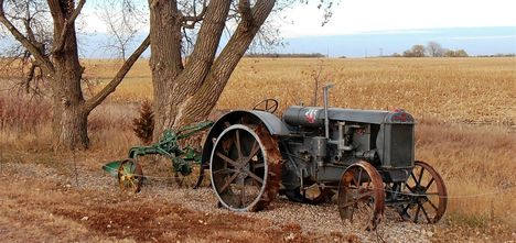 Matuzsálemi traktor ekével