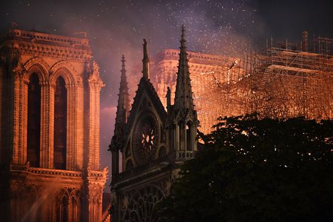 Notre-Dame2019 akár elhisszük akár nem a tisztítótûz valósága ugyanaz marad- lsd.az emberiséget lehet, hogy a mesterséges intelligencia menti meg a pusztulástól..hm??}{T