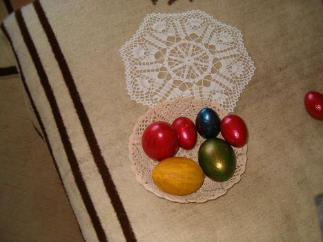 Hungarocell tojások akril festékkel festve. Mellette egy kis tulipános terítő