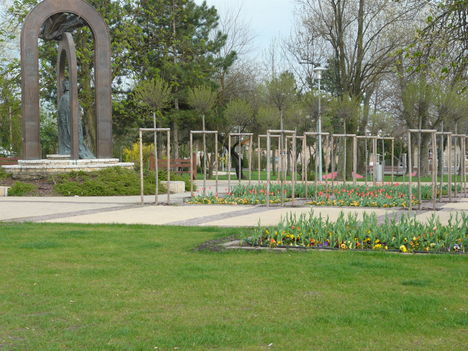 Szent István szobra a park közepén.