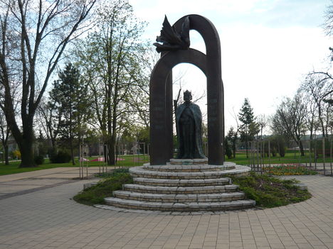 Szent István szobra a park közepén.