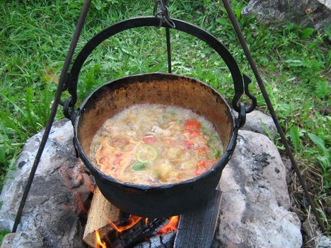 székelygulyás bográcsban