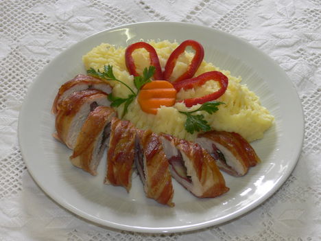 Sonkával és sajttal töltött csirkemell baconban szülinapra