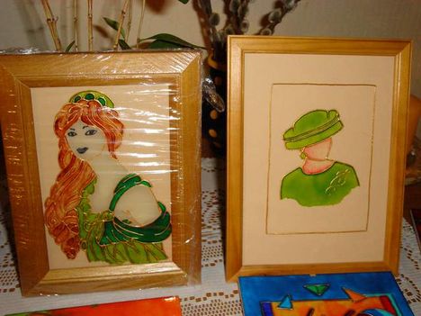 A zöld ruhás nő és a zöld kalapos nő