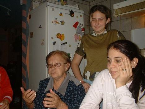 keri a szuper-anya testvére