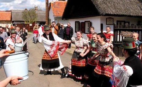 Hagyományőrző húsvéti locsolkodás