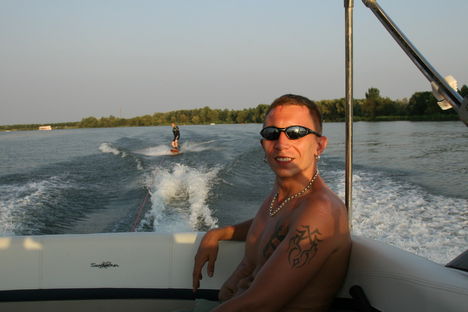 Unokaöcsém wakeboardozik:)