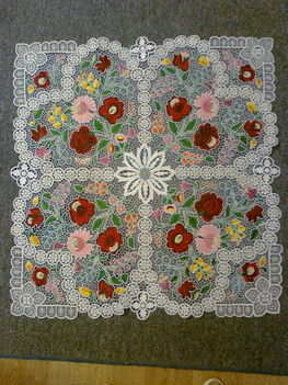75x75 cm-es riseliős kalocsai terítő