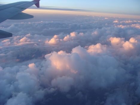 felhők fölött a repülőből