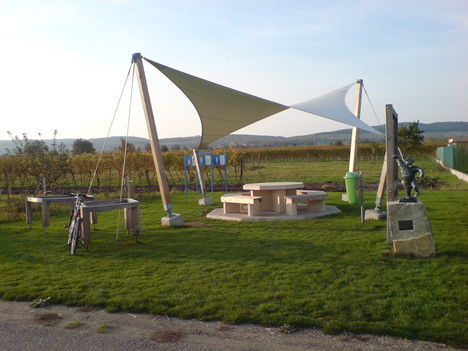 Macis pihenő.